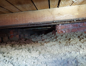 Zateplení stropu rodinného domu pomocí foukané izolace